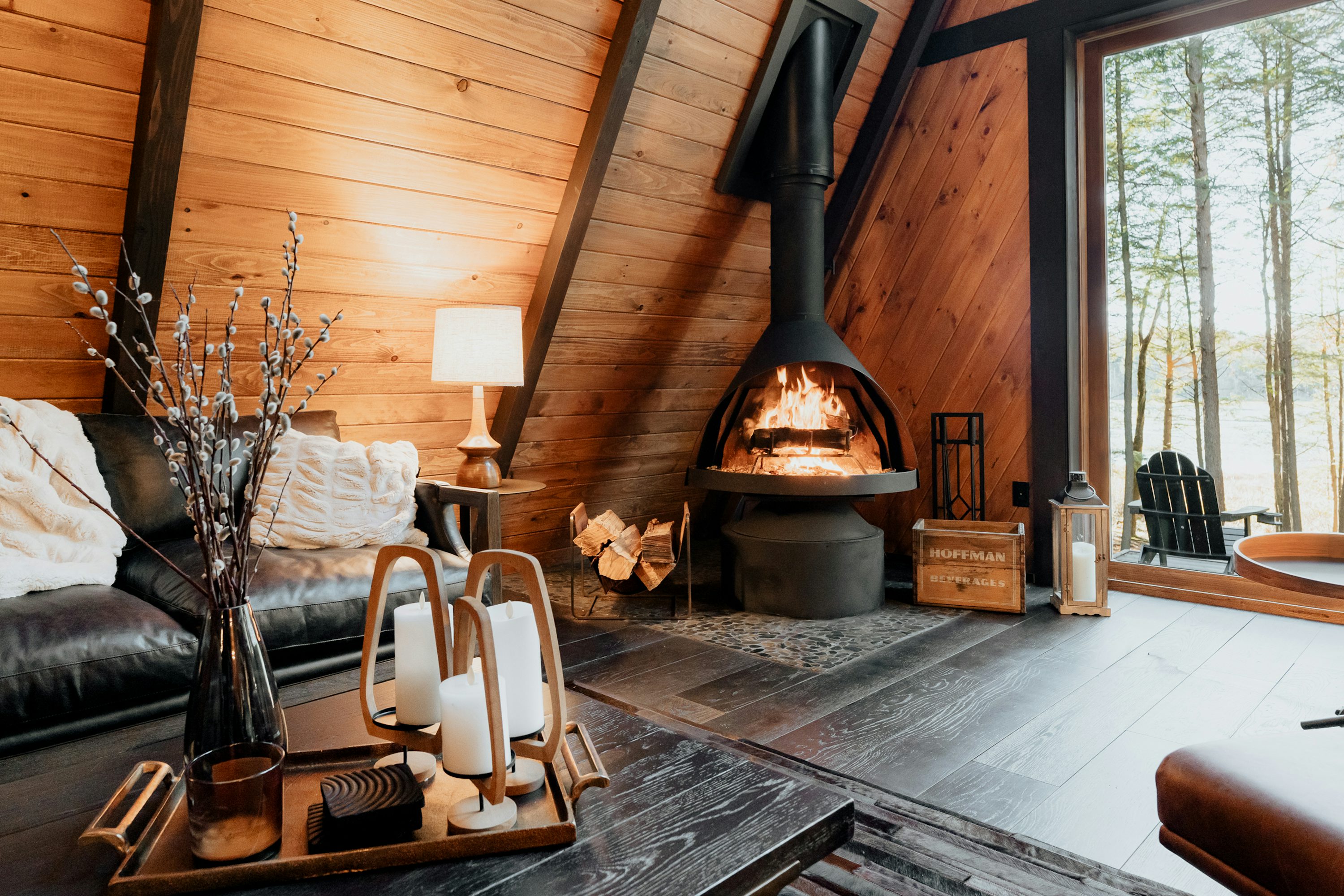 Salon de chalet fictif avec cheminée