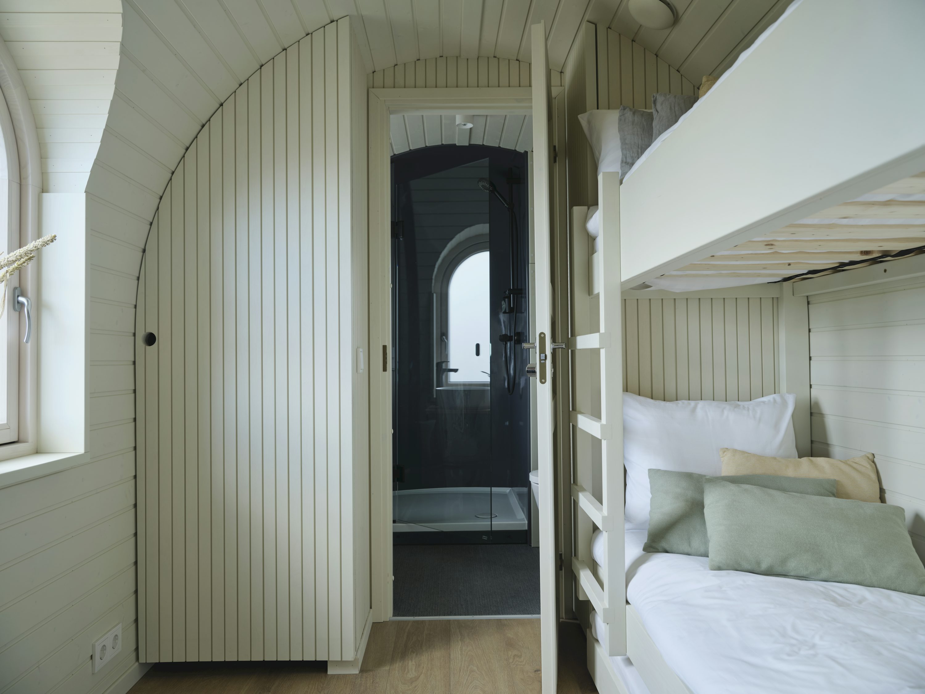Suite de chalet fictive face aux montagnes